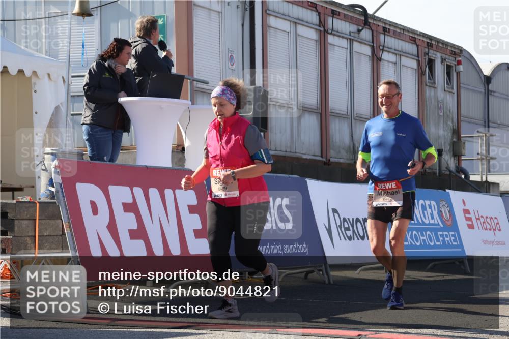 03.10.2025 - Köhlbrandbrückenlauf Luisa Fischer http://msf.ph/oto/9044821 03.10.2025 13:42:52 Ziel 4778, 4944, 5086, 5254, 5418, 6260, 6468, 6469 meine-sportfotos.de