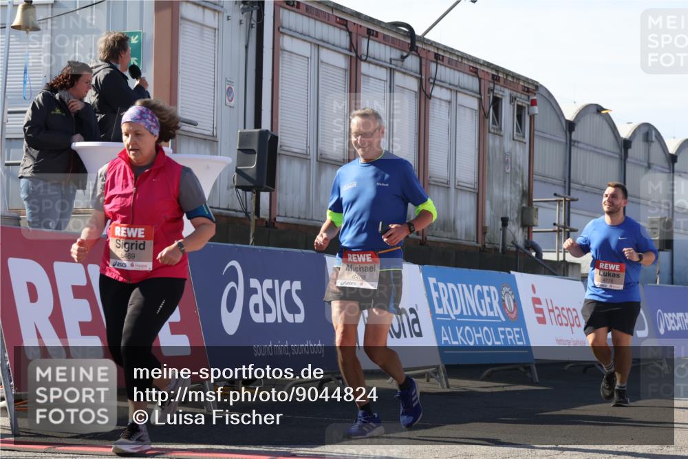 03.10.2025 - Köhlbrandbrückenlauf Luisa Fischer http://msf.ph/oto/9044824 03.10.2025 13:42:52 Ziel 4778, 4944, 5086, 5254, 5418, 6260, 6468, 6469 meine-sportfotos.de
