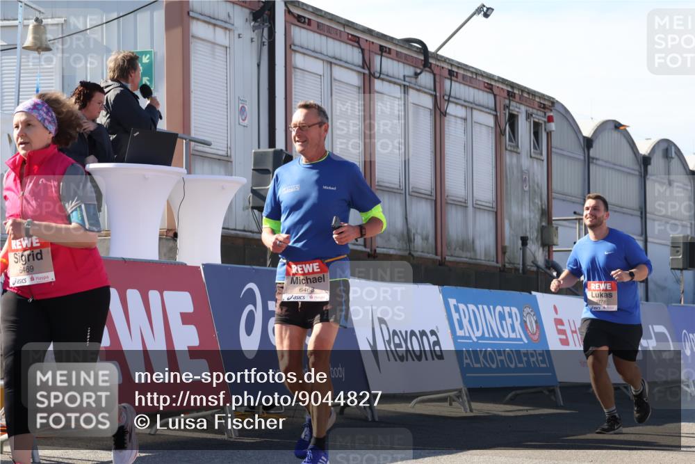 03.10.2025 - Köhlbrandbrückenlauf Luisa Fischer http://msf.ph/oto/9044827 03.10.2025 13:42:52 Ziel 4778, 4944, 5086, 5254, 5418, 6260, 6468, 6469 meine-sportfotos.de