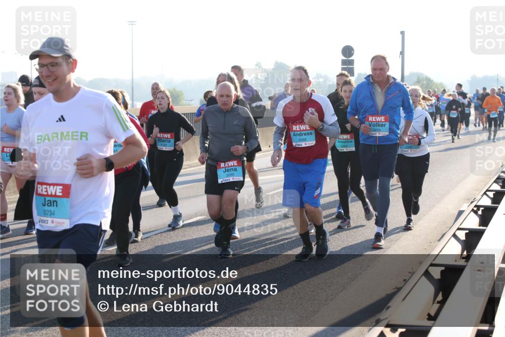03.10.2025 - Köhlbrandbrückenlauf Lena Gebhardt http://msf.ph/oto/9044835 03.10.2025 09:27:26 Position 1 3234, 43, 2162, 3090, 3088, 2289, 2659 meine-sportfotos.de
