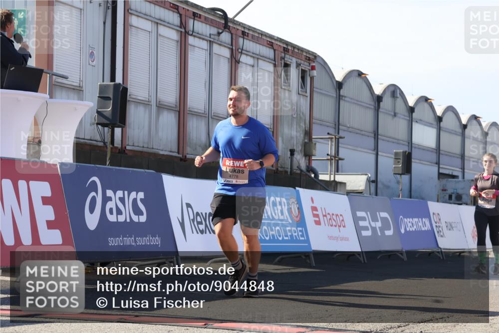 03.10.2025 - Köhlbrandbrückenlauf Luisa Fischer http://msf.ph/oto/9044848 03.10.2025 13:42:54 Ziel 4778, 4944, 5086, 5418, 6468, 6469, 6548 meine-sportfotos.de