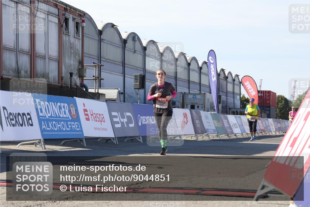 03.10.2025 - Köhlbrandbrückenlauf Luisa Fischer http://msf.ph/oto/9044851 03.10.2025 13:42:55 Ziel 4778, 4944, 5086, 5418, 6468, 6469, 6548 meine-sportfotos.de