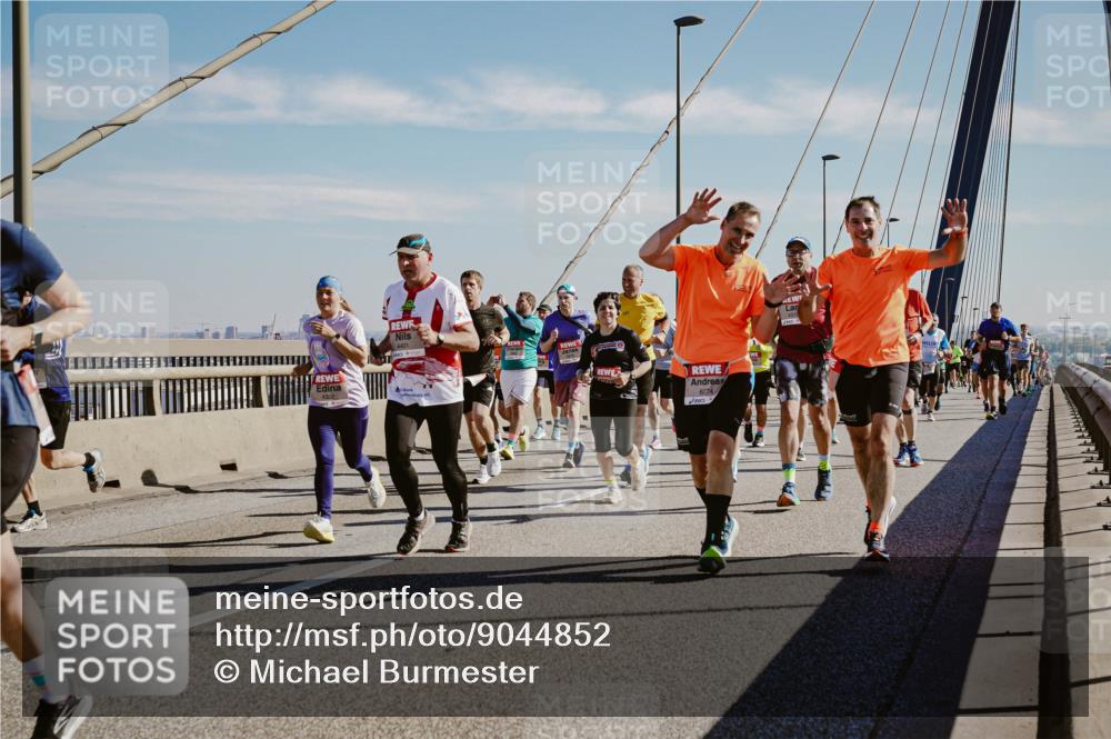 03.10.2025 - Köhlbrandbrückenlauf Michael Burmester http://msf.ph/oto/9044852 03.10.2025 12:26:53 Position 1 4401, 6274 meine-sportfotos.de