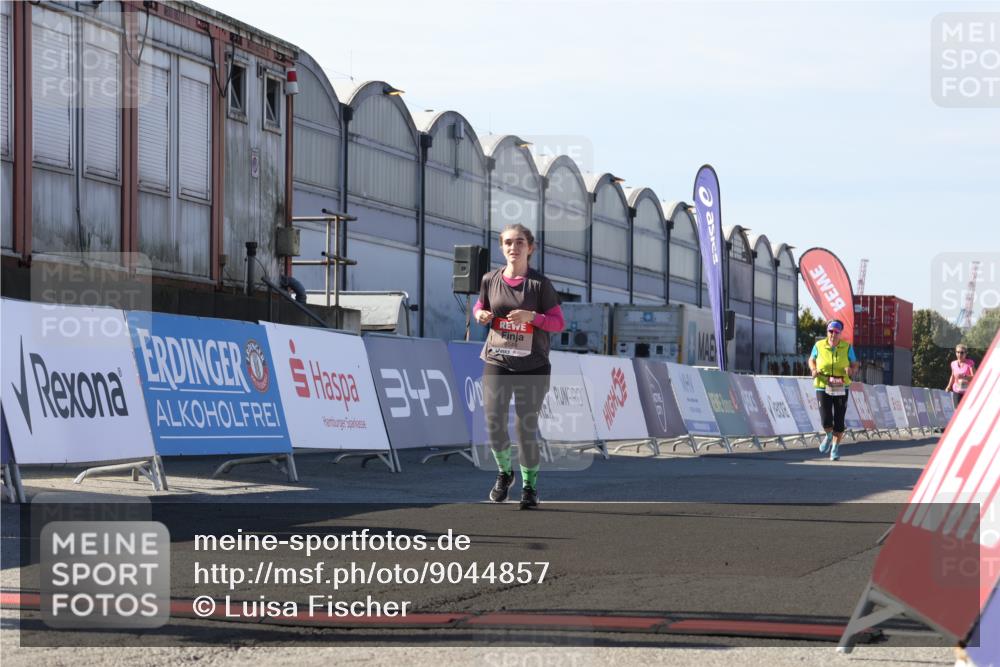 03.10.2025 - Köhlbrandbrückenlauf Luisa Fischer http://msf.ph/oto/9044857 03.10.2025 13:42:55 Ziel 4778, 4944, 5086, 5418, 6468, 6469, 6548 meine-sportfotos.de