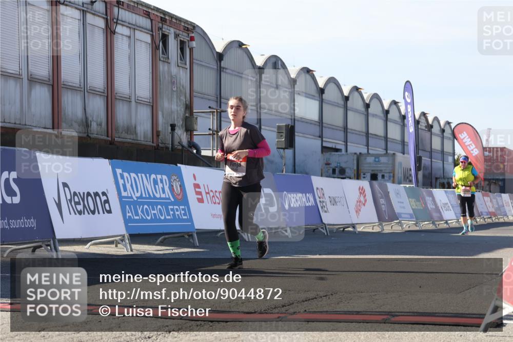 03.10.2025 - Köhlbrandbrückenlauf Luisa Fischer http://msf.ph/oto/9044872 03.10.2025 13:42:56 Ziel 4778, 4944, 5086, 6468, 6469, 6548 meine-sportfotos.de