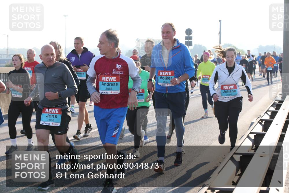 03.10.2025 - Köhlbrandbrückenlauf Lena Gebhardt http://msf.ph/oto/9044873 03.10.2025 09:27:27 Position 1 22, 3088, 40, 2659, 2162, 3090, 2356 meine-sportfotos.de