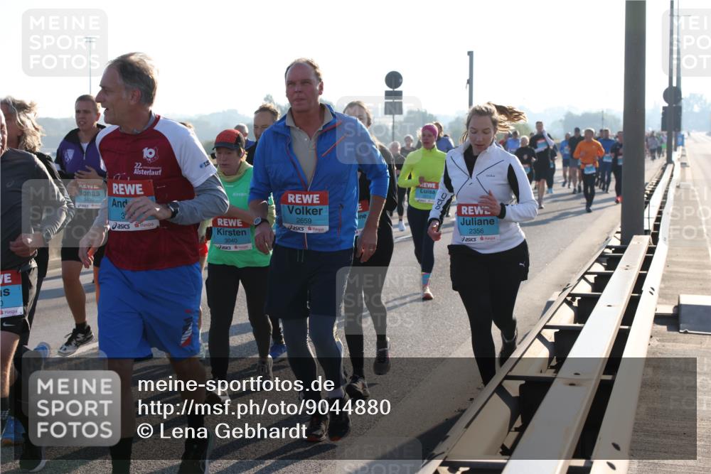 03.10.2025 - Köhlbrandbrückenlauf Lena Gebhardt http://msf.ph/oto/9044880 03.10.2025 09:27:27 Position 1 3430, 22, 3040, 2659, 2356 meine-sportfotos.de