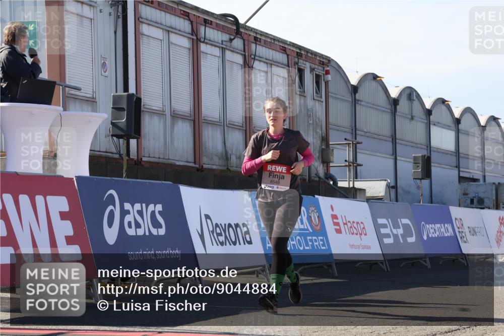 03.10.2025 - Köhlbrandbrückenlauf Luisa Fischer http://msf.ph/oto/9044884 03.10.2025 13:42:57 Ziel 4778, 4944, 5086, 6468, 6469, 6548 meine-sportfotos.de