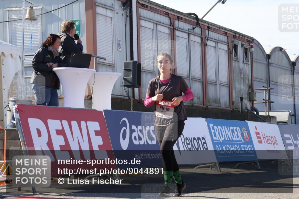 03.10.2025 - Köhlbrandbrückenlauf Luisa Fischer http://msf.ph/oto/9044891 03.10.2025 13:42:58 Ziel 4778, 6468, 6469, 6548 meine-sportfotos.de