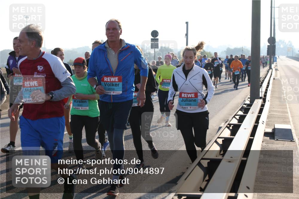 03.10.2025 - Köhlbrandbrückenlauf Lena Gebhardt http://msf.ph/oto/9044897 03.10.2025 09:27:27 Position 1 3430, 3040, 2659, 289, 2356 meine-sportfotos.de