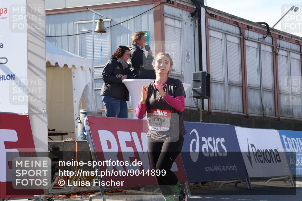 03.10.2025 - Köhlbrandbrückenlauf Luisa Fischer http://msf.ph/oto/9044899 03.10.2025 13:42:58 Ziel 4778, 6468, 6469, 6548 meine-sportfotos.de