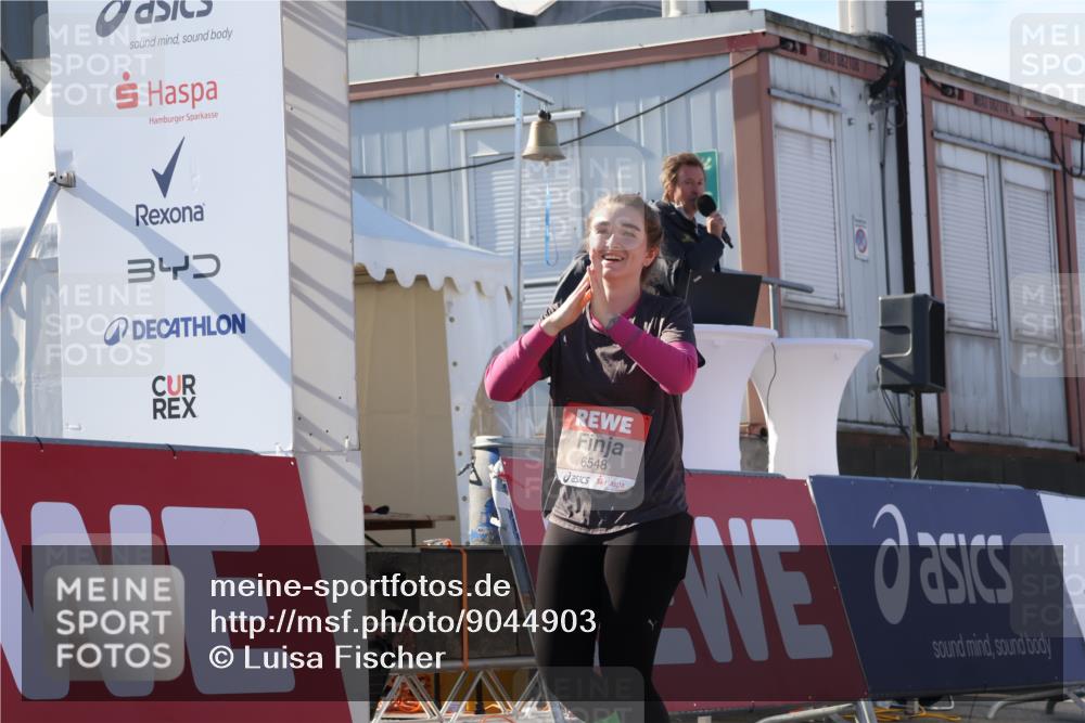 03.10.2025 - Köhlbrandbrückenlauf Luisa Fischer http://msf.ph/oto/9044903 03.10.2025 13:42:59 Ziel 4778, 6468, 6469, 6548 meine-sportfotos.de
