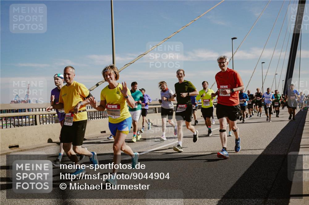 03.10.2025 - Köhlbrandbrückenlauf Michael Burmester http://msf.ph/oto/9044904 03.10.2025 12:26:57 Position 1 5674, 5673 meine-sportfotos.de