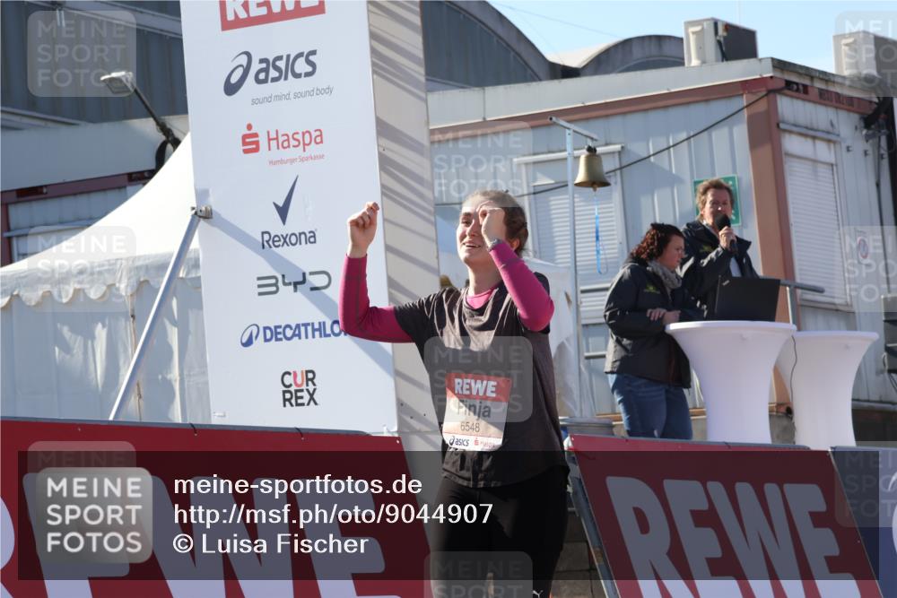 03.10.2025 - Köhlbrandbrückenlauf Luisa Fischer http://msf.ph/oto/9044907 03.10.2025 13:42:59 Ziel 4778, 6468, 6469, 6548 meine-sportfotos.de