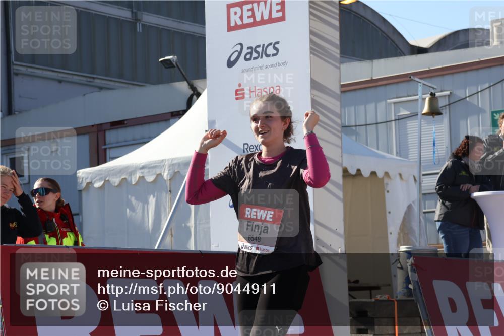 03.10.2025 - Köhlbrandbrückenlauf Luisa Fischer http://msf.ph/oto/9044911 03.10.2025 13:42:59 Ziel 4778, 6468, 6469, 6548 meine-sportfotos.de