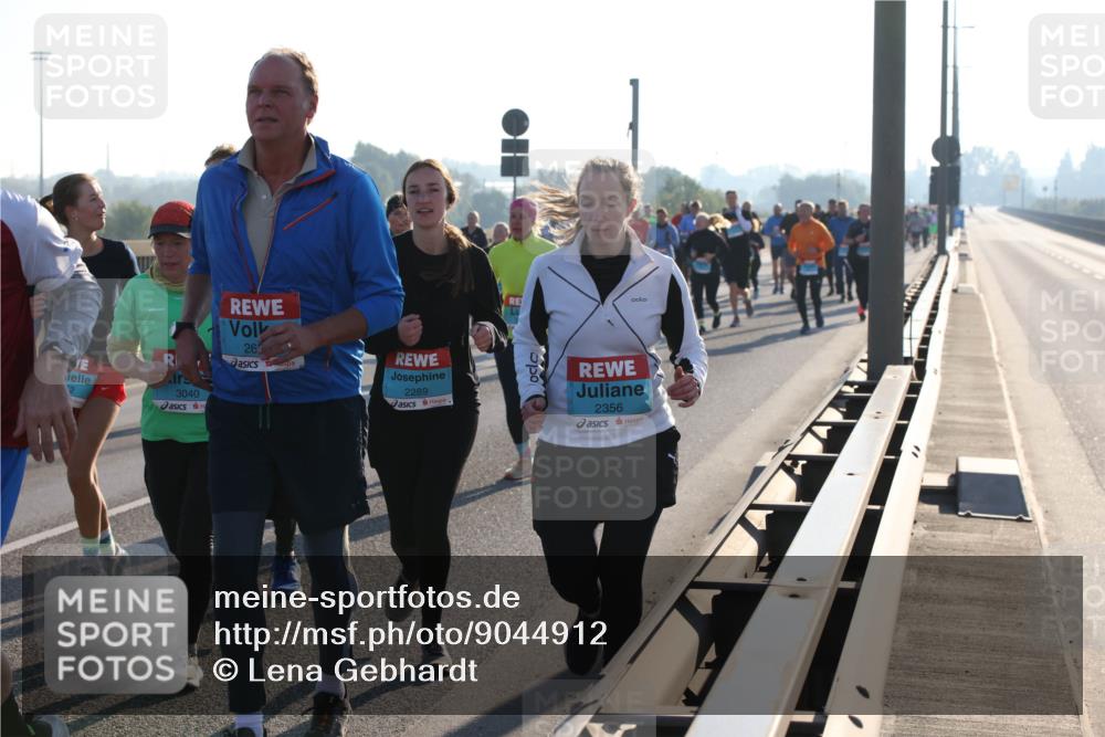 03.10.2025 - Köhlbrandbrückenlauf Lena Gebhardt http://msf.ph/oto/9044912 03.10.2025 09:27:28 Position 1 26, 3040, 2289, 2356 meine-sportfotos.de