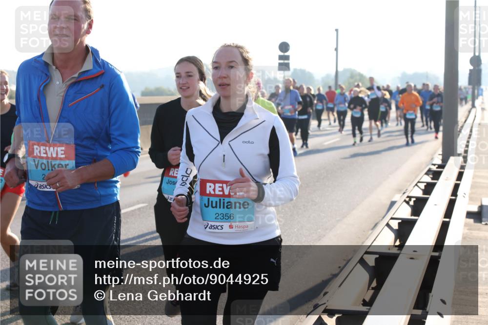 03.10.2025 - Köhlbrandbrückenlauf Lena Gebhardt http://msf.ph/oto/9044925 03.10.2025 09:27:28 Position 1 2, 2356 meine-sportfotos.de