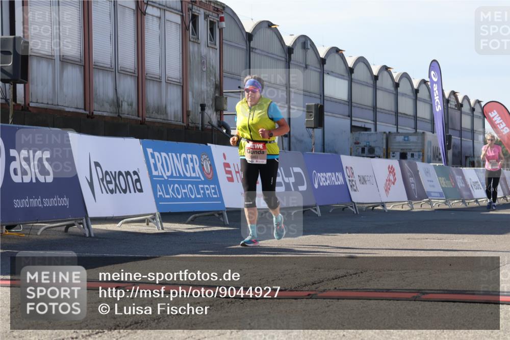 03.10.2025 - Köhlbrandbrückenlauf Luisa Fischer http://msf.ph/oto/9044927 03.10.2025 13:43:04 Ziel 4778, 6463, 6548 meine-sportfotos.de