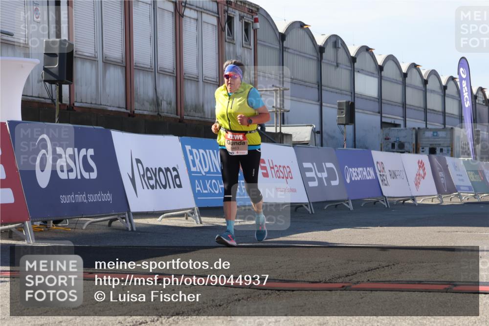 03.10.2025 - Köhlbrandbrückenlauf Luisa Fischer http://msf.ph/oto/9044937 03.10.2025 13:43:05 Ziel 4778, 6463, 6548 meine-sportfotos.de
