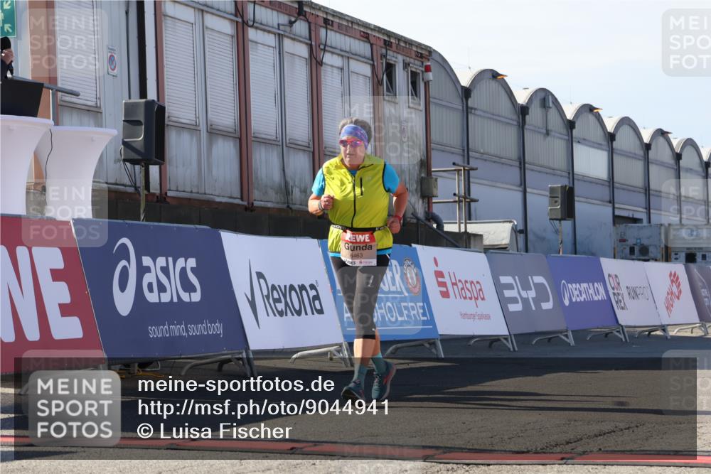 03.10.2025 - Köhlbrandbrückenlauf Luisa Fischer http://msf.ph/oto/9044941 03.10.2025 13:43:05 Ziel 4778, 6463, 6548 meine-sportfotos.de