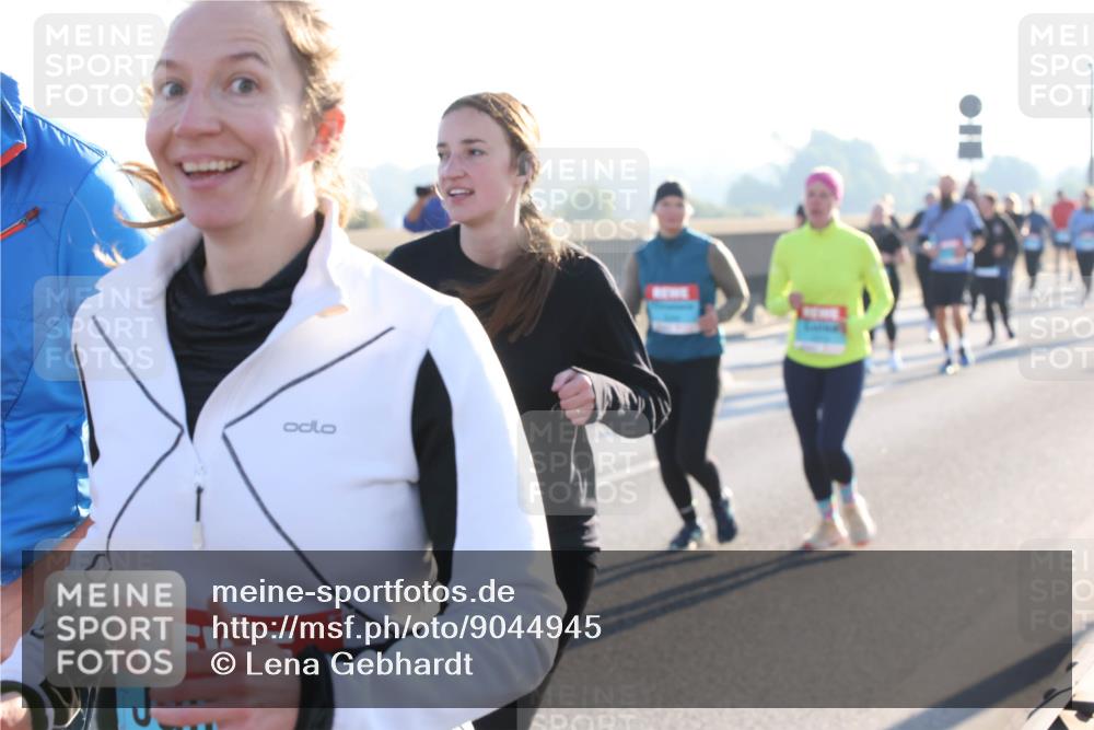 03.10.2025 - Köhlbrandbrückenlauf Lena Gebhardt http://msf.ph/oto/9044945 03.10.2025 09:27:29 Position 1  meine-sportfotos.de