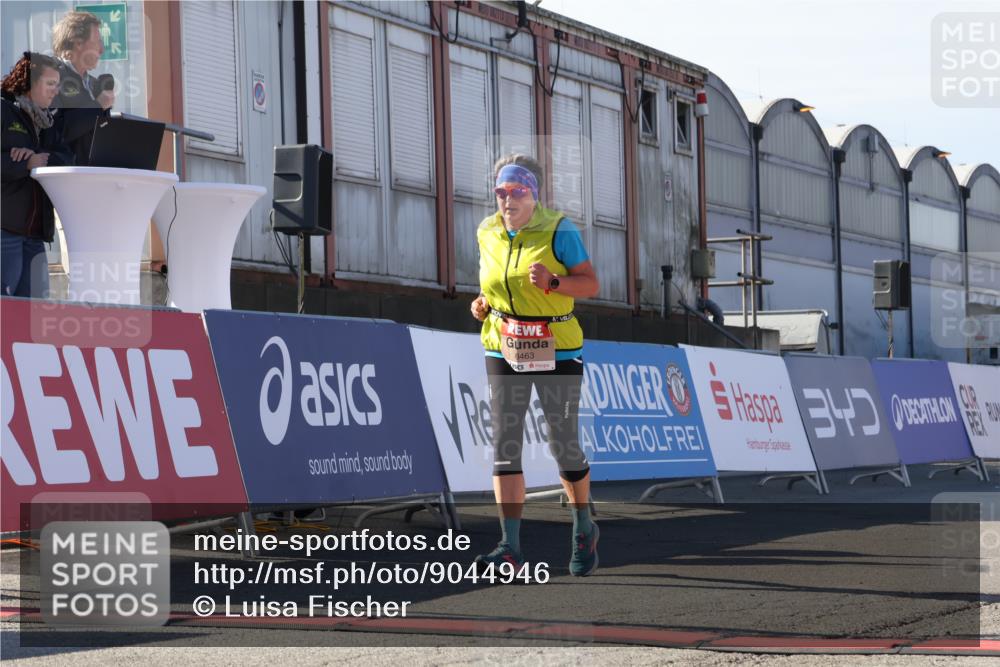 03.10.2025 - Köhlbrandbrückenlauf Luisa Fischer http://msf.ph/oto/9044946 03.10.2025 13:43:05 Ziel 4778, 6463, 6548 meine-sportfotos.de
