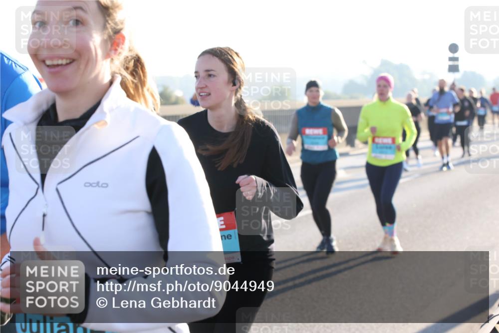 03.10.2025 - Köhlbrandbrückenlauf Lena Gebhardt http://msf.ph/oto/9044949 03.10.2025 09:27:29 Position 1  meine-sportfotos.de