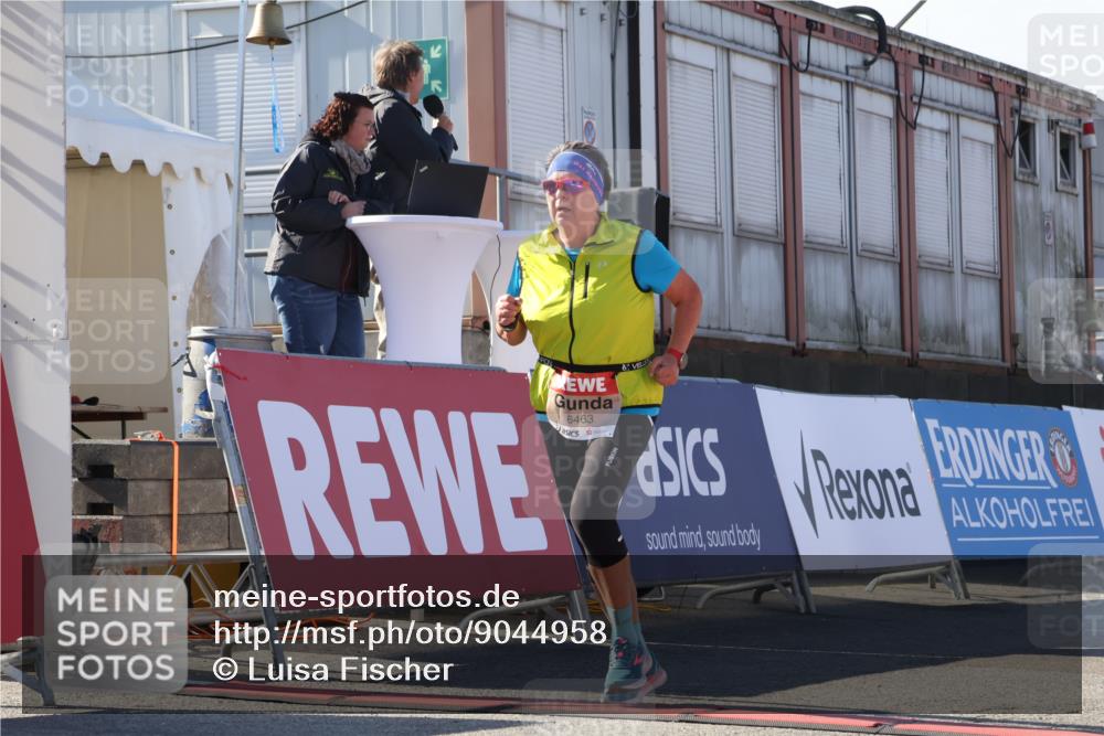 03.10.2025 - Köhlbrandbrückenlauf Luisa Fischer http://msf.ph/oto/9044958 03.10.2025 13:43:06 Ziel 6463, 6548 meine-sportfotos.de