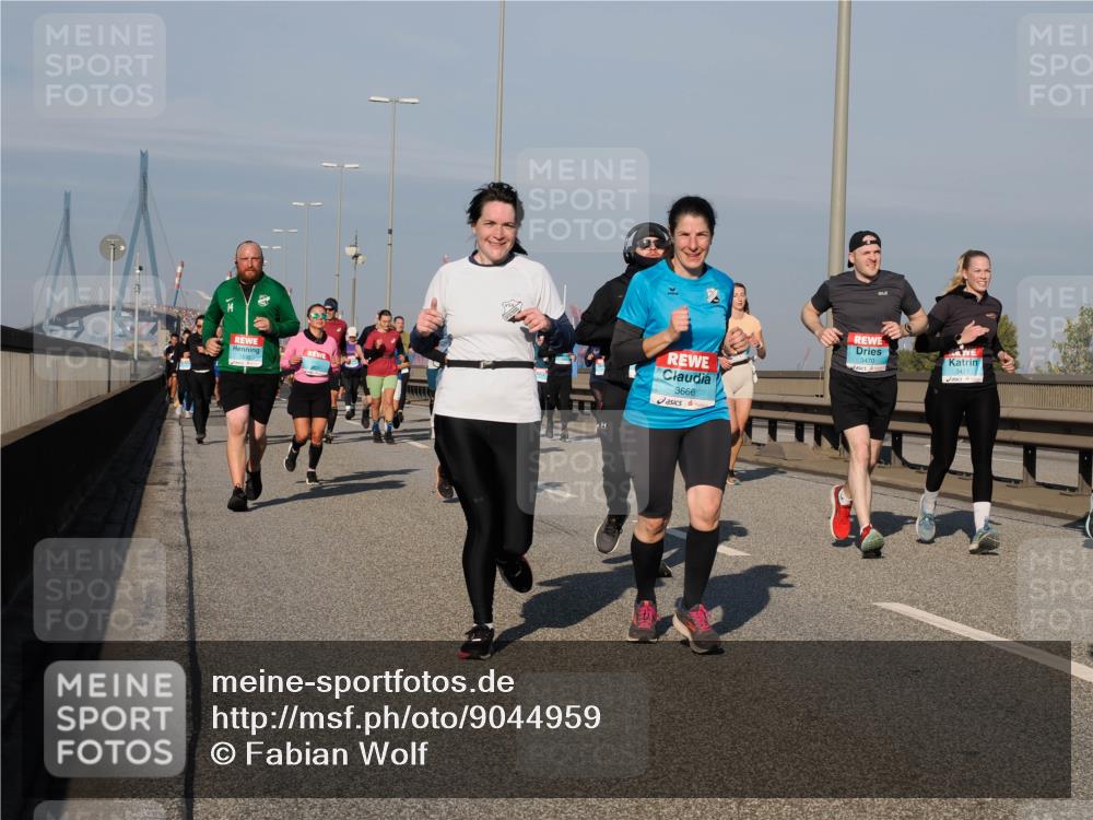 03.10.2025 - Köhlbrandbrückenlauf Fabian Wolf http://msf.ph/oto/9044959 03.10.2025 09:57:29 Position 3 3666, 3470, 3471 meine-sportfotos.de