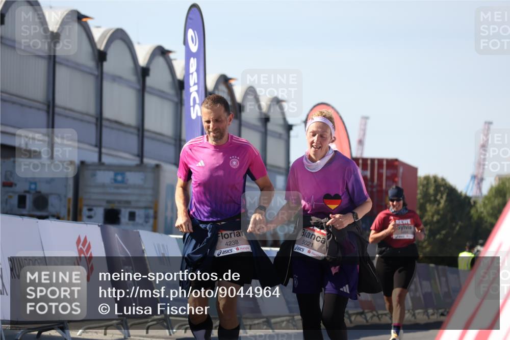 03.10.2025 - Köhlbrandbrückenlauf Luisa Fischer http://msf.ph/oto/9044964 03.10.2025 13:43:13 Ziel 4238, 5021, 6463, 6711 meine-sportfotos.de