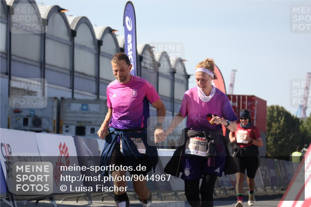 03.10.2025 - Köhlbrandbrückenlauf Luisa Fischer http://msf.ph/oto/9044967 03.10.2025 13:43:13 Ziel 4238, 5021, 6463, 6711 meine-sportfotos.de