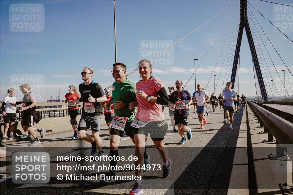 03.10.2025 - Köhlbrandbrückenlauf Michael Burmester http://msf.ph/oto/9044973 03.10.2025 12:27:03 Position 1 5740, 4392, 4391 meine-sportfotos.de