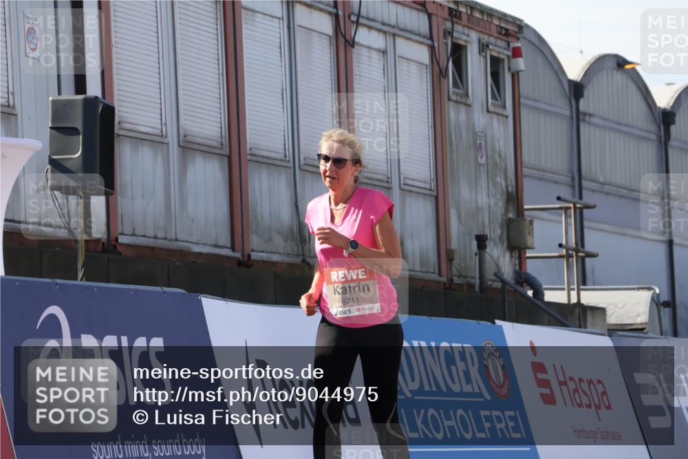 03.10.2025 - Köhlbrandbrückenlauf Luisa Fischer http://msf.ph/oto/9044975 03.10.2025 13:43:15 Ziel 4238, 5021, 6463, 6711 meine-sportfotos.de