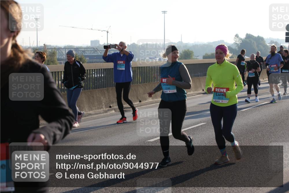 03.10.2025 - Köhlbrandbrückenlauf Lena Gebhardt http://msf.ph/oto/9044977 03.10.2025 09:27:30 Position 1 2184, 2296, 2213 meine-sportfotos.de