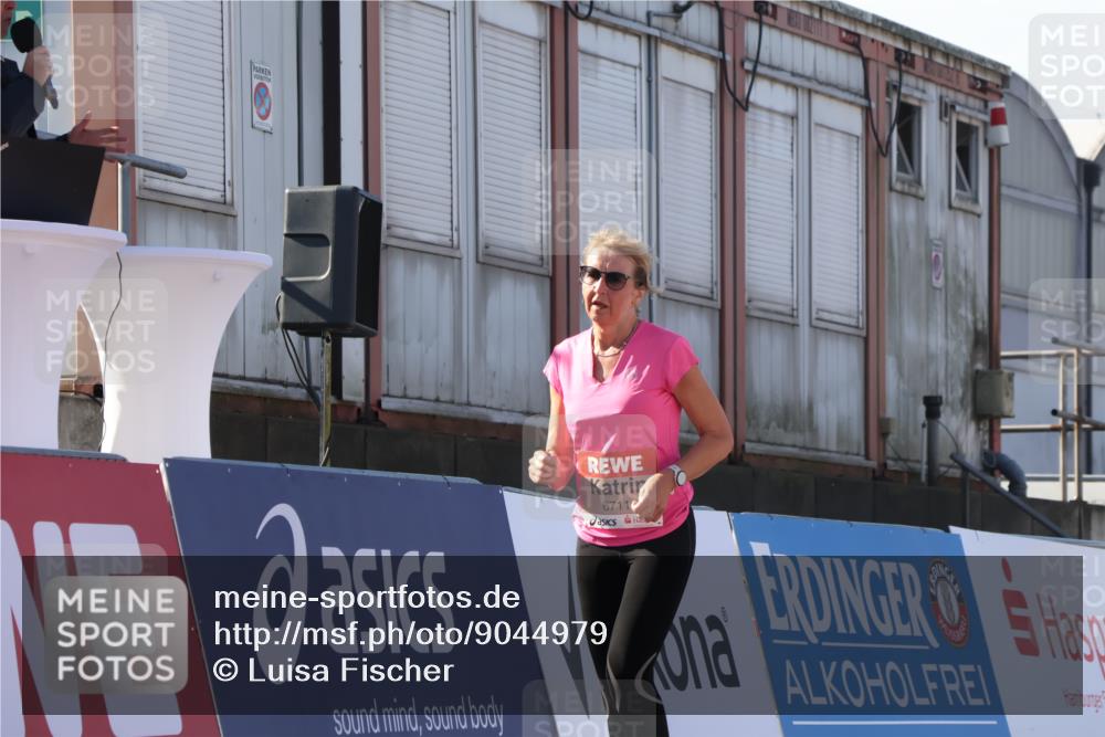 03.10.2025 - Köhlbrandbrückenlauf Luisa Fischer http://msf.ph/oto/9044979 03.10.2025 13:43:15 Ziel 4238, 5021, 6463, 6711 meine-sportfotos.de