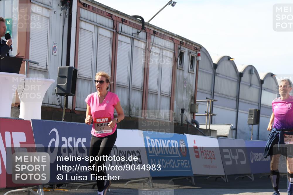 03.10.2025 - Köhlbrandbrückenlauf Luisa Fischer http://msf.ph/oto/9044983 03.10.2025 13:43:15 Ziel 4238, 5021, 6463, 6711 meine-sportfotos.de