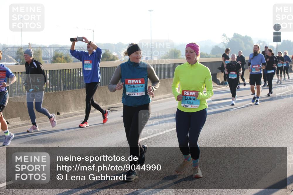 03.10.2025 - Köhlbrandbrückenlauf Lena Gebhardt http://msf.ph/oto/9044990 03.10.2025 09:27:30 Position 1 2184, 2296, 2213 meine-sportfotos.de
