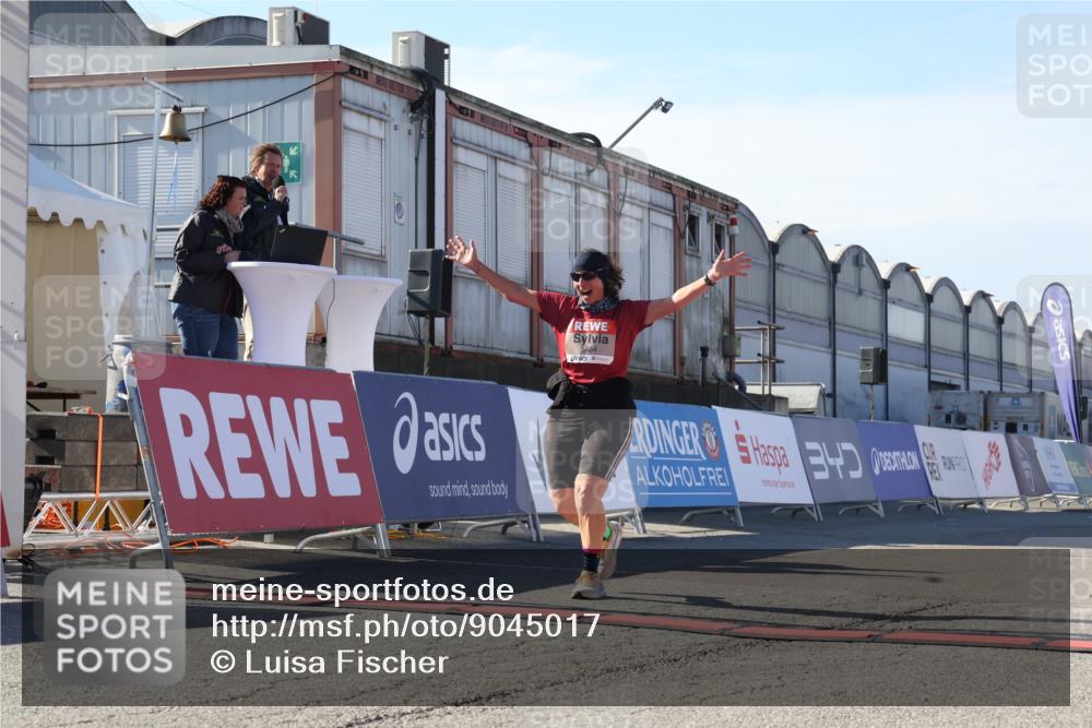 03.10.2025 - Köhlbrandbrückenlauf Luisa Fischer http://msf.ph/oto/9045017 03.10.2025 13:43:21 Ziel 4238, 5021, 5464, 6711 meine-sportfotos.de