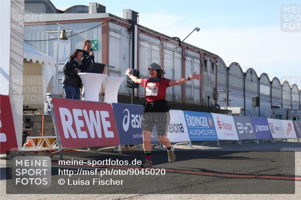 03.10.2025 - Köhlbrandbrückenlauf Luisa Fischer http://msf.ph/oto/9045020 03.10.2025 13:43:22 Ziel 4238, 5021, 5464, 6711 meine-sportfotos.de