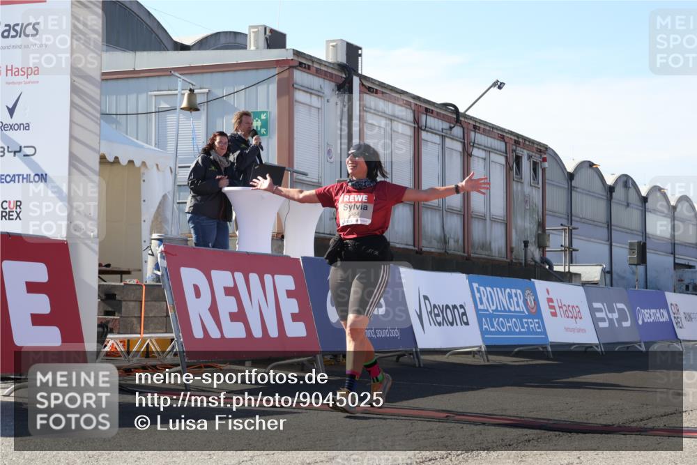 03.10.2025 - Köhlbrandbrückenlauf Luisa Fischer http://msf.ph/oto/9045025 03.10.2025 13:43:22 Ziel 4238, 5021, 5464, 6711 meine-sportfotos.de