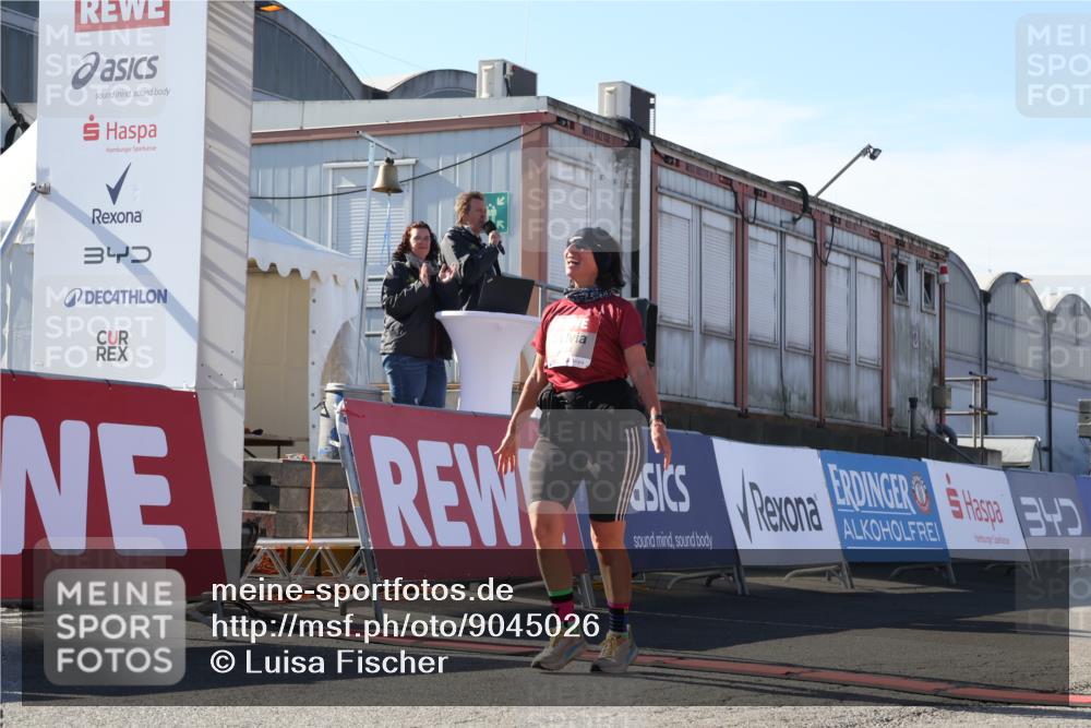 03.10.2025 - Köhlbrandbrückenlauf Luisa Fischer http://msf.ph/oto/9045026 03.10.2025 13:43:22 Ziel 4238, 5021, 5464, 6711 meine-sportfotos.de