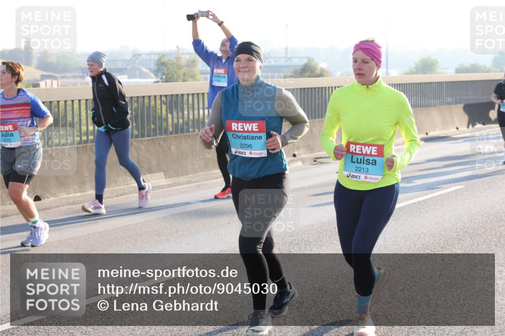 03.10.2025 - Köhlbrandbrückenlauf Lena Gebhardt http://msf.ph/oto/9045030 03.10.2025 09:27:31 Position 1 2935, 2296, 2213 meine-sportfotos.de
