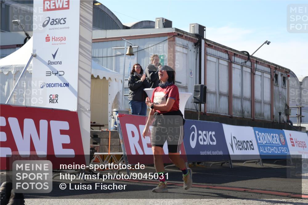 03.10.2025 - Köhlbrandbrückenlauf Luisa Fischer http://msf.ph/oto/9045031 03.10.2025 13:43:23 Ziel 4238, 5021, 5464, 5499, 5559, 6711 meine-sportfotos.de