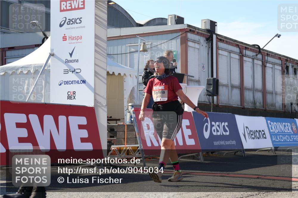 03.10.2025 - Köhlbrandbrückenlauf Luisa Fischer http://msf.ph/oto/9045034 03.10.2025 13:43:23 Ziel 4238, 5021, 5464, 5499, 5559, 6711 meine-sportfotos.de