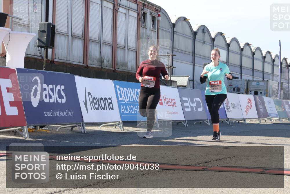03.10.2025 - Köhlbrandbrückenlauf Luisa Fischer http://msf.ph/oto/9045038 03.10.2025 13:43:27 Ziel 4238, 5021, 5464, 5499, 5559, 6711 meine-sportfotos.de