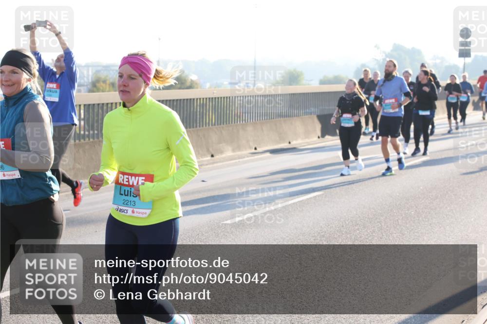 03.10.2025 - Köhlbrandbrückenlauf Lena Gebhardt http://msf.ph/oto/9045042 03.10.2025 09:27:31 Position 1 96, 2213 meine-sportfotos.de