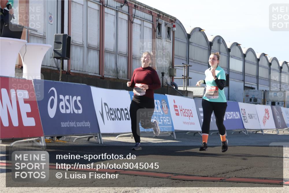 03.10.2025 - Köhlbrandbrückenlauf Luisa Fischer http://msf.ph/oto/9045045 03.10.2025 13:43:27 Ziel 4238, 5021, 5464, 5499, 5559, 6711 meine-sportfotos.de