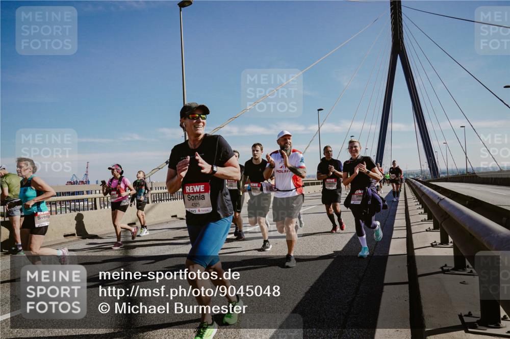 03.10.2025 - Köhlbrandbrückenlauf Michael Burmester http://msf.ph/oto/9045048 03.10.2025 12:27:08 Position 1 4325 meine-sportfotos.de
