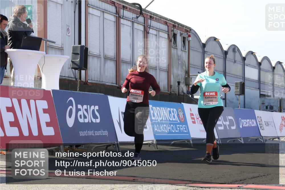 03.10.2025 - Köhlbrandbrückenlauf Luisa Fischer http://msf.ph/oto/9045050 03.10.2025 13:43:27 Ziel 4238, 5021, 5464, 5499, 5559, 6711 meine-sportfotos.de