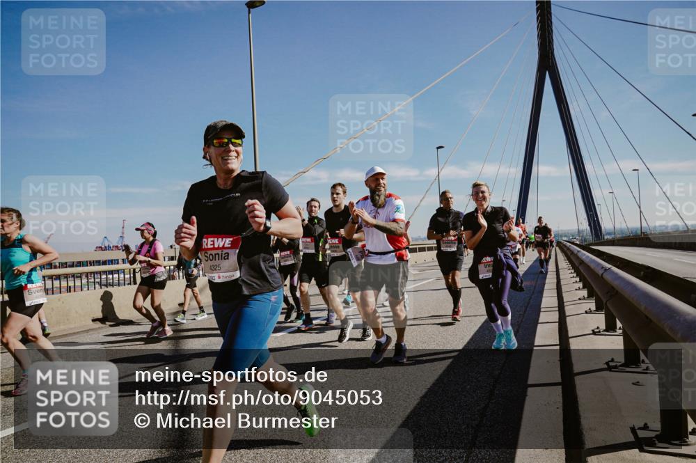 03.10.2025 - Köhlbrandbrückenlauf Michael Burmester http://msf.ph/oto/9045053 03.10.2025 12:27:09 Position 1 4325 meine-sportfotos.de